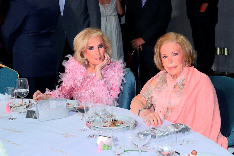 Mirtha Legrand y su amiga María del Carmen Álvarez Argüelles en el hotel Costa Galana de Mar del Plata