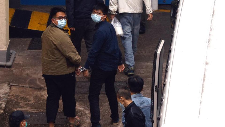 林朗彥（左）與黃之鋒（右）被手扣扣上，步入九龍荔枝角拘留所（23/11/2020）