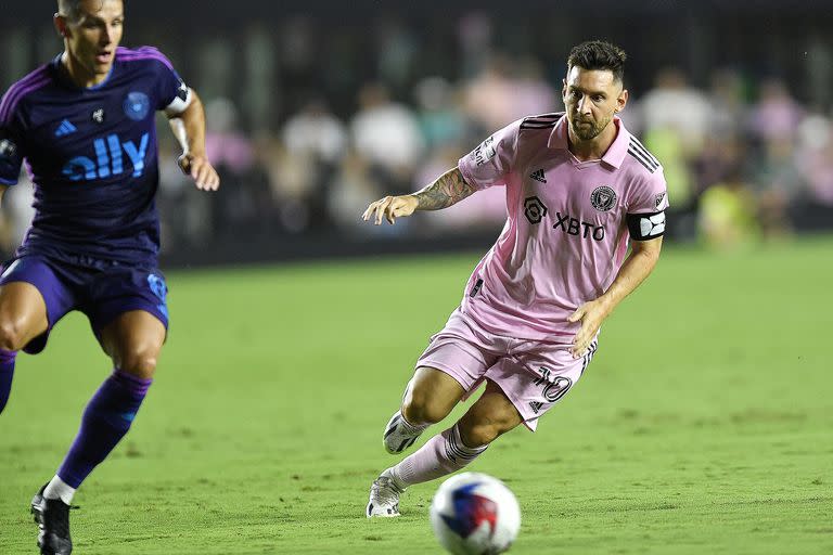 Lionel Messi intenta generar peligro ante la marca de Ashley Westwood, en Inter Miami - Charlotte, por la Leagues Cup. 