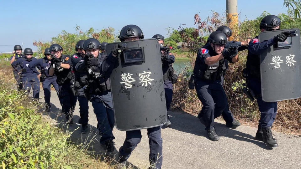 由台南市刑大主導的攔截圍捕及攻堅演練，模擬運鈔車遭強盜後，警方立即通報轄區攔截圍捕。（市警局提供）