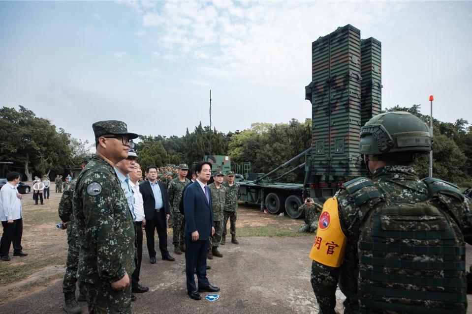 副總統賴清德訪視「空軍防空暨飛彈指揮部所屬部隊」及「空軍第三戰術戰鬥機聯隊」。(總統府提供)