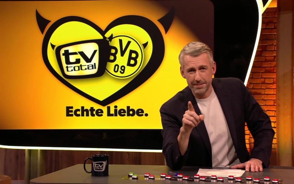 Sebastian Pufpaff reichte den BVB-Fans bei "TV total" die Hand. Ihm schwebt "echte Liebe" vor. (Bild: ProSieben)