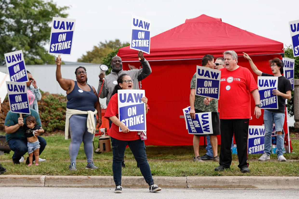 <span>UAW members walk off their jobs at a Stellantis distribution center in Center Line, Michigan, on 22 September 2023.</span><span>Photograph: Kamil Krzaczyński/AFP/Getty Images</span>