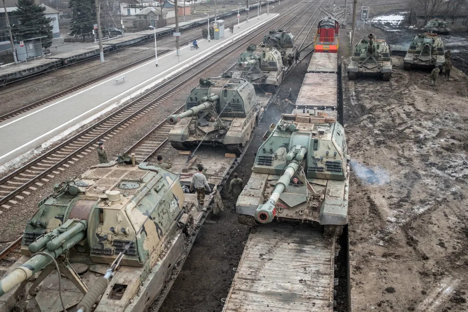 Soldados ucranianos apostados en el frente en Kryakivka, al este de Ucrania, el martes 22 de febrero de 2022. (Tyler Hicks/The New York Times)

