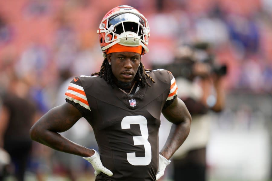 Cleveland Browns wide receiver Jerry Jeudy (3) warms up before an NFL football game against the New York Giants, Sunday, Sept. 22, 2024 in Cleveland. (AP Photo/Sue Ogrocki)