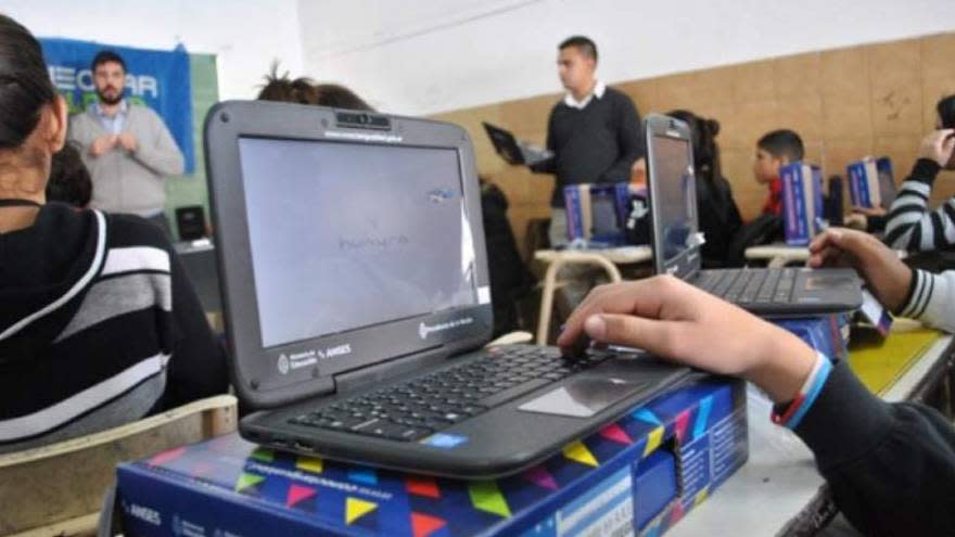 Estudiantes con computadoras portátiles del programa Conectar Igualdad.