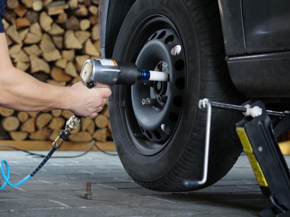 Platz 5: Fachpersonal in den Bereichen Handel und KFZ-Reparatur wird ebenfalls stark gesucht. 101.000 Jobs waren offen. (Bild-Copyright: Waldemar Milz/ ddp Images)