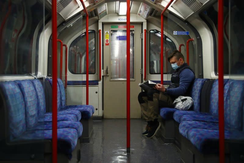 Un pasajero con mascarilla viaja en la línea central en Londres, Reino Unido, el 15 de junio de 2020