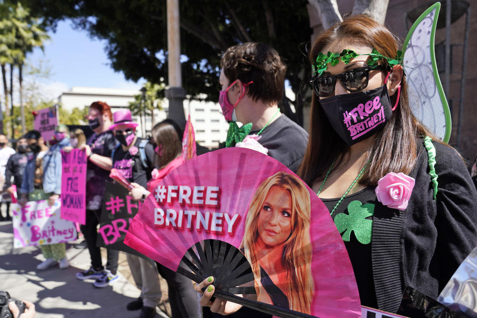 ARCHIVO - La admiradora de Britney Spears Kiki Norberto, con el abanico, se manifiesta afuera de la corte durante una audiencia sobre la tutela de la estrella pop el 17 de marzo de 2021 en Los Ángeles. (AP Foto/Chris Pizzello, Archivo)