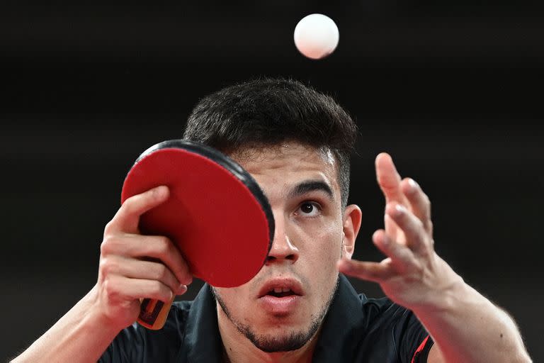 Horacio Cifuentes de Argentina compite contra Chuang Chih-yuan de Taiwán durante su partido de tenis de mesa de la segunda ronda de individuales masculinos en el Gimnasio Metropolitano de Tokio durante los Juegos Olímpicos de Tokio 2020 en Tokio el 25 de julio de 2021