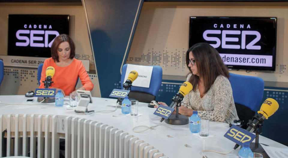 Àngels Barceló junto a Pepa Bueno en la SER. (Photo by Eduardo Parra/Getty Images)