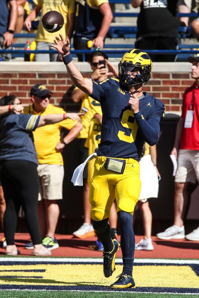 Michigan quarterback J.J. McCarthy warms up in 'Free Harbaugh' shirt after  suspension