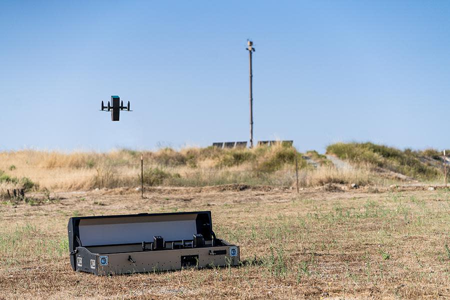 Anvil, saliendo de su caja de lanzamiento, acecha de forma autónoma a los drones intrusos y los golpea.