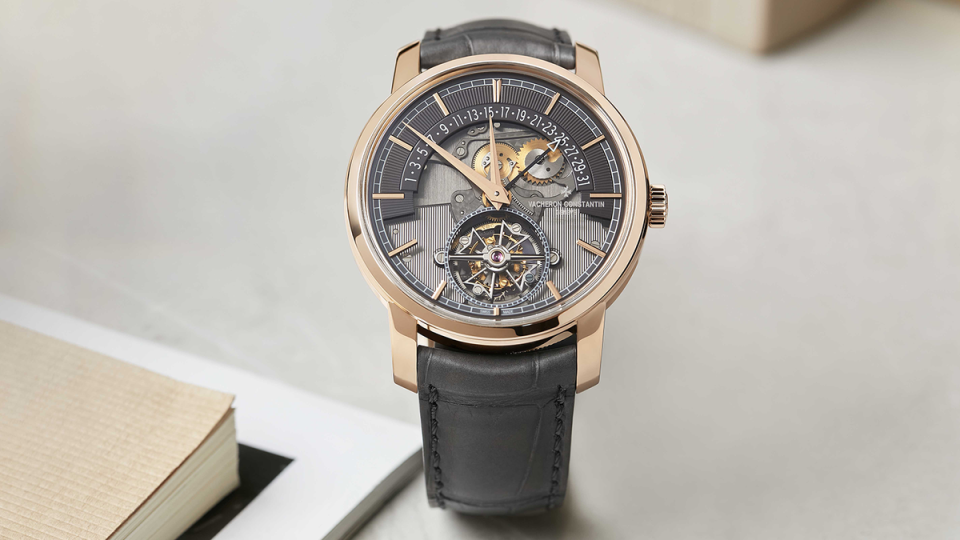 Traditionnelle Tourbillon Retrograde Date Openface｜型號6010T/000R-B638／錶徑41mm／18K粉紅金材質／2162 R31自動上鍊機芯／時分與逆跳日期指示、陀飛輪裝置／僅在江詩丹頓專賣店販售