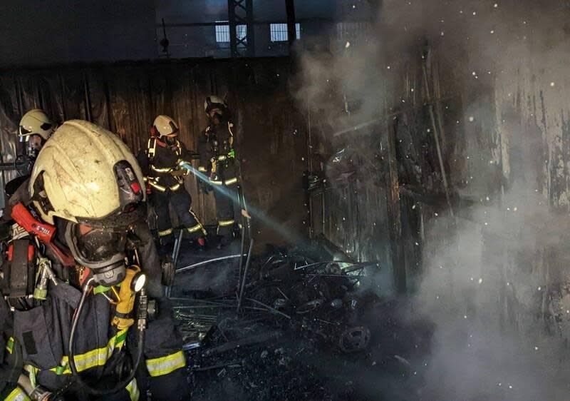 台中大里草堤路一家工廠昨天下午起火燃燒，因火勢猛烈，消防局出動52名消防人員到場搶救。（消防局提供）