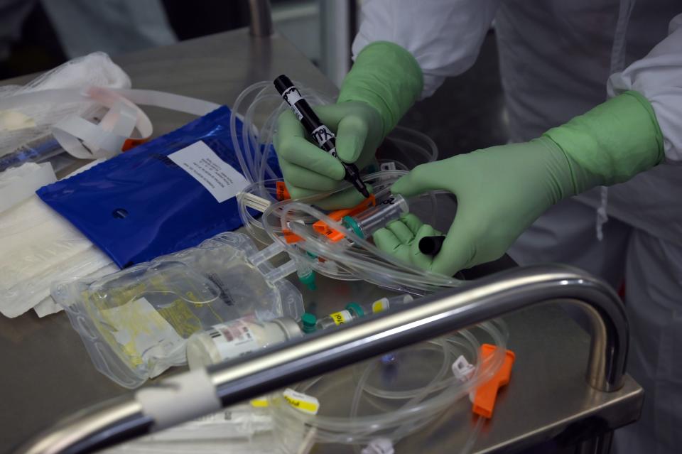 Un sanitario trabajo en la UCI Covid del Hospital del Mar. (Foto: Lluis Gene / AFP / Getty Images).