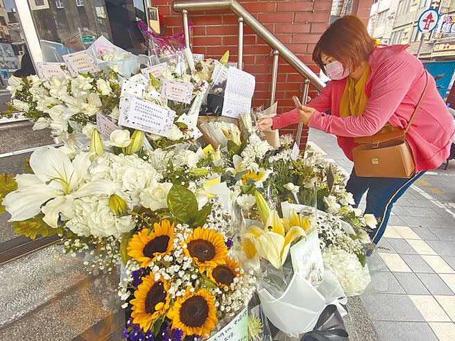 台南市警二分局民權派出所員警曹瑞傑、凃明誠追查機車竊案，遭明德外役監逃犯林信吾殺害，不幸殉職，陸續有民眾到派出所獻花表示哀悼。（曹婷婷攝）