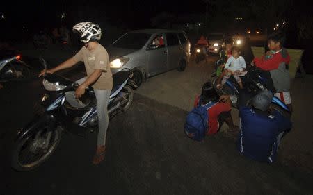 Residents take shelter on higher ground after an earthquake struck off the west coast of Sumatra, in the city of Padang, West Sumatra, Indonesia March 2, 2016. REUTERS/Iggoy el Fitra/Antara Foto