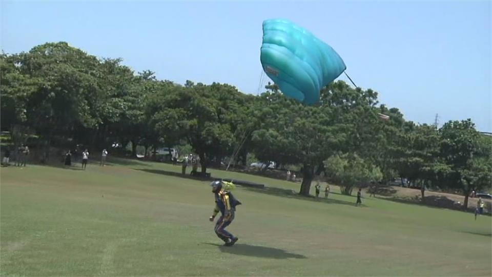 高空跳傘體驗喊卡　教練以表演形式暖身試跳