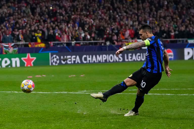 Lautaro Martínez remata alto el penal en la serie que significó la eliminación de Inter ante Atlético de Madrid por la Champions League