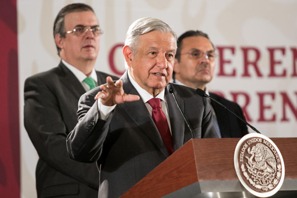 CIUDAD DE MÉXICO, 13MAYO2019.- Andrés Manuel López Obrador, presidente de México, Marcelo Ebrard, secretario de Relaciones Exteriores, y Octavio Romero Oropeza, director general de Petróleos Mexicanos (PEMEX), durante la conferencia de prensa donde se firmó el decreto por ocho mil millones de pesos con las instituciones bancarias HSBC, Mitzuho Securities y J.P. Morgan para fortalecer las finanzas de PEMEX.  FOTO: GALO CAÑAS /CUARTOSCURO.COM