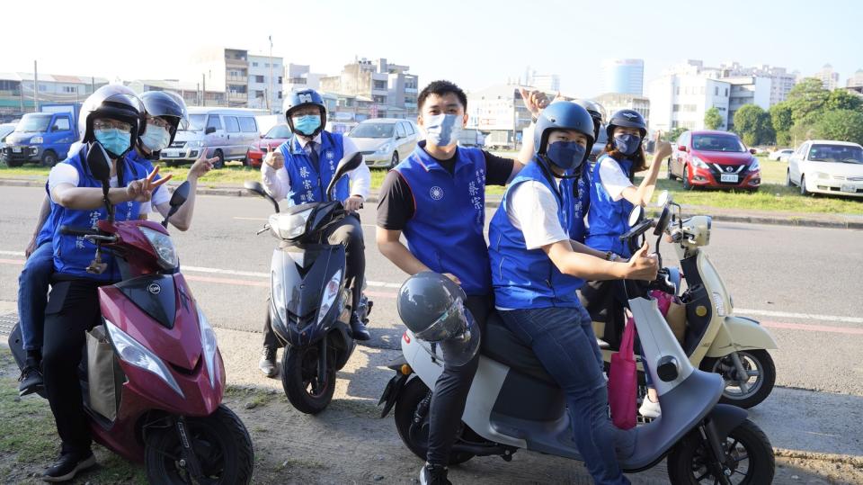 蔡宗豪正向積極的特質，也吸引近30位青年軍擔任競選團隊的志工，無怨無悔地陪他跑行程、發文宣。   圖：黃博郎／攝