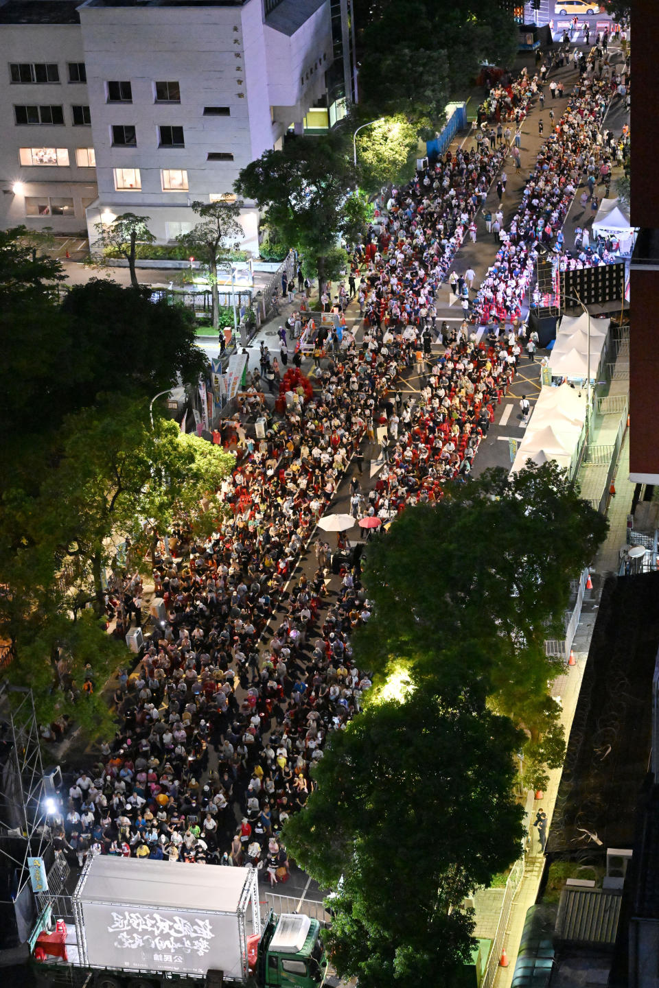 國會改革覆議案，朝野今上演表決大戰，昨晚「青鳥行動」反擴權團體在立法院外舉辦活動，濟南路上人潮聚集。記者蘇健忠／攝影