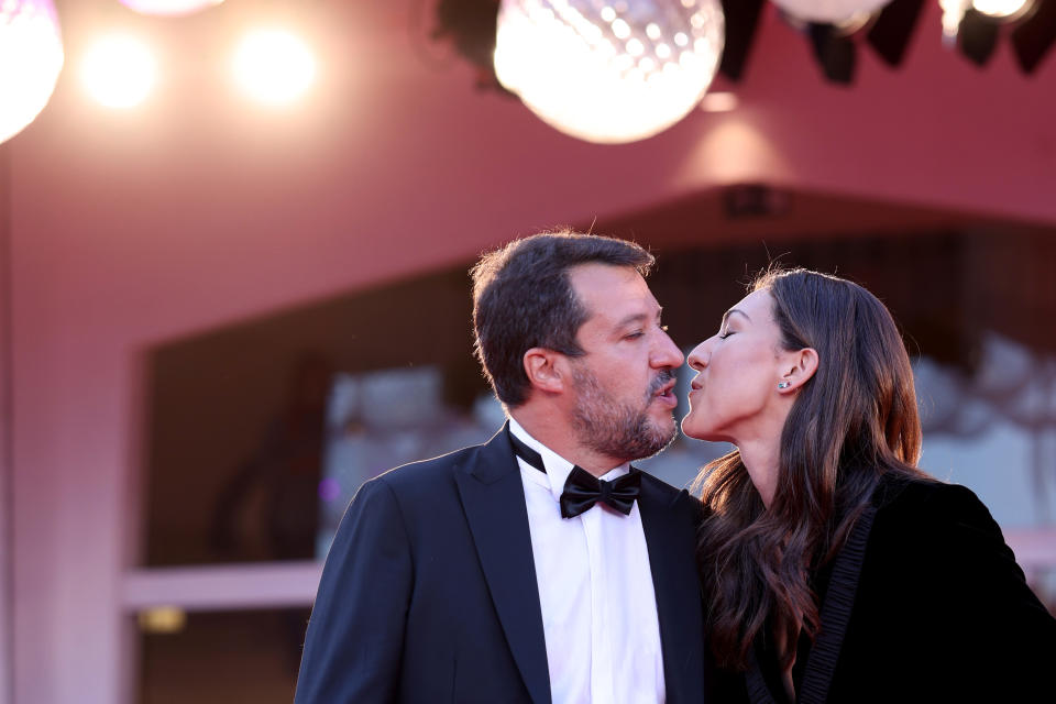 Il leader della Lega e la fidanzata Francesca Verdini si sono presentati sul tappeto rosso di "Padrenostro", a Venezia, indossando entrambi uno smoking nero. Hanno raggiunto il Darsena Excelsior a bordo di un vaporetto tenendosi per mano e... riempiendosi di baci davanti ai giornalisti.