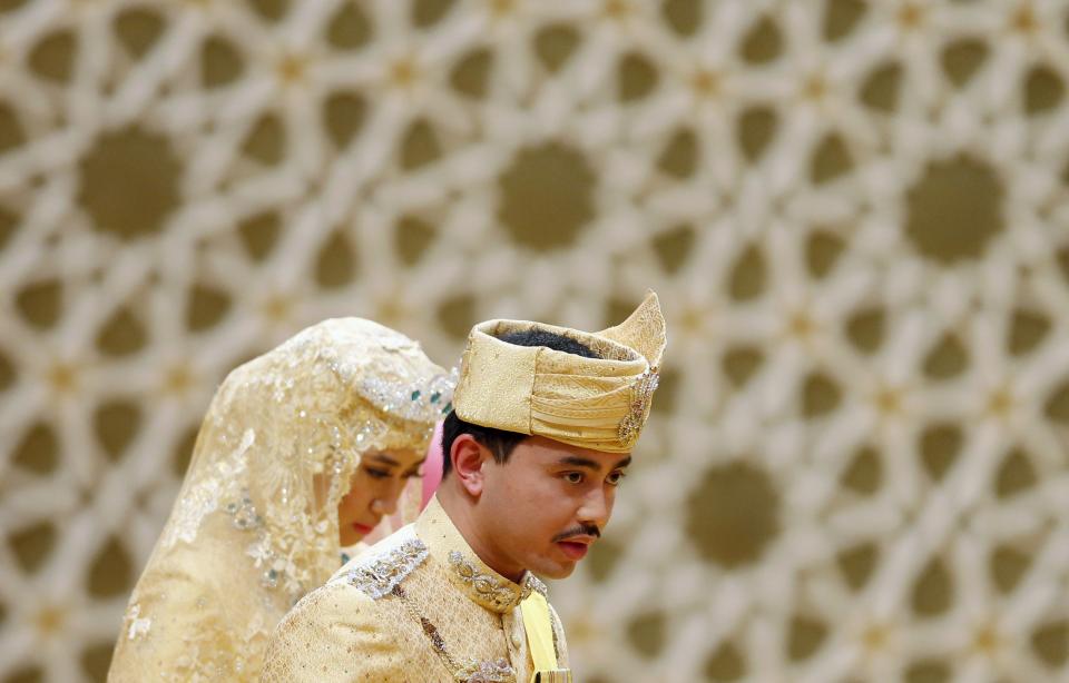 El príncipe Abdul Malik y Dayangku Raabi'atul 'Adawiyyah Pengiran Haji Bolkiah a la llegada de su boda. REUTERS/Olivia Harris