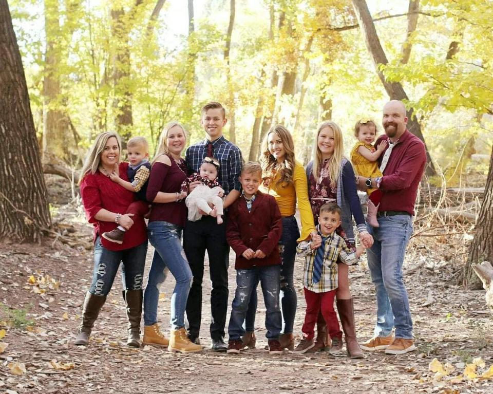 Parents Lindsay and Kyle Hartsock pictured with their nine children. (Photo: The Hartsocks’ Photography)