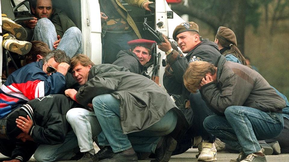 1992年4月6日在薩拉熱窩，一名波斯尼亞特種部隊士兵和平民遭到塞爾維亞狙擊手的攻擊