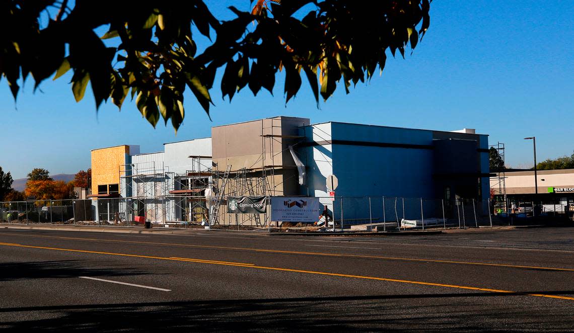 The new Starbuck’s and additional retail space is taking shape at the location of the the former Shari’s Restaurant near the Washington Plaza strip mall at 1745 George Washington Way in Richland. Bob Brawdy/bbrawdy@tricityherald.com