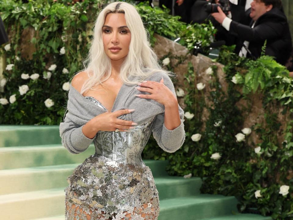 Kim Kardashian asiste a la Met Gala 2024 celebrando “Bellas durmientes: el despertar de la moda” en el Museo Metropolitano de Arte el 6 de mayo de 2024 en la ciudad de Nueva York. (Getty Images)