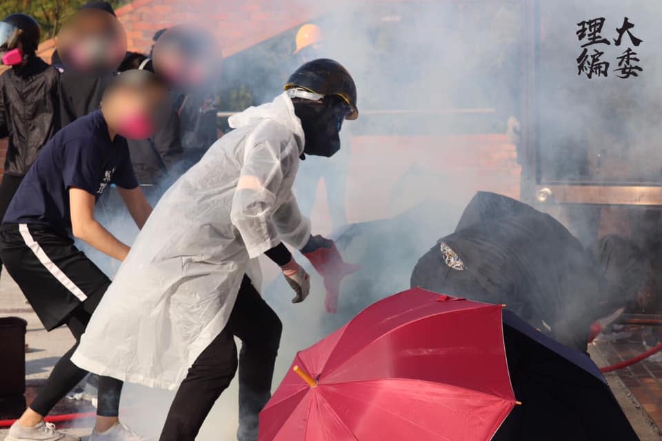 香港理工大學遭到港警猛烈攻擊，校園淪為戰場。   圖：翻攝自理大學生報編委會臉書