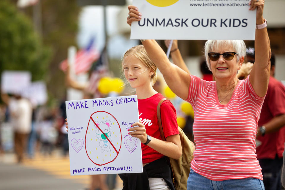 Una protesta contra el uso obligatorio de mascarillas en las escuelas en Redondo Beach, California. (Getty Images)
