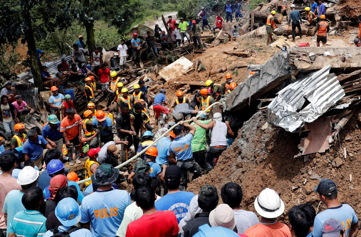 Rescuers search for people trapped in a landslide caused by Typhoon Mangkhut in Itogon, Philippines, on September 17, 2018.&nbsp; (Photo: Erik de Castro / Reuters)