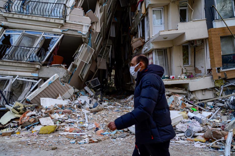 Calles enteras quedaron hechas escombro en unos minutos. (Photo by Yasin AKGUL / AFP) (Photo by YASIN AKGUL/AFP via Getty Images).