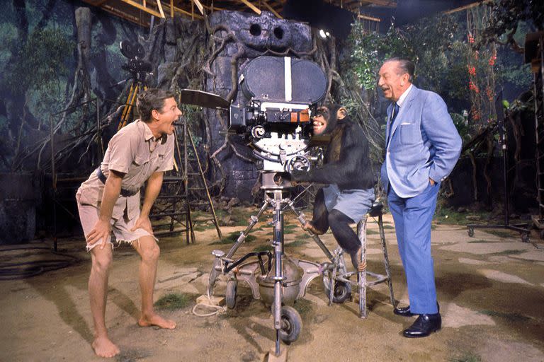 Dick Van Dyke, el chimpancé Dinky y Walt Disney en el set de Lt Robin Crusoe, en 1962