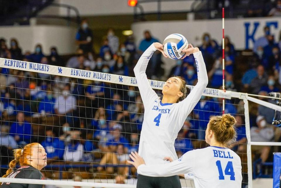 Kentucky head coach Craig Skinner said freshman Emma Grome (4) “naturally has a feel of who to set (the ball for) at the right time, which gives us a lot of balance.”