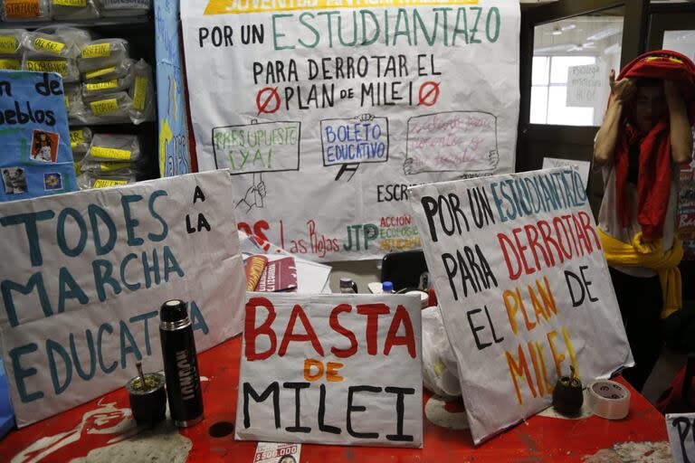 Carteles contra el ajuste presupuestario del Gobierno de Milei