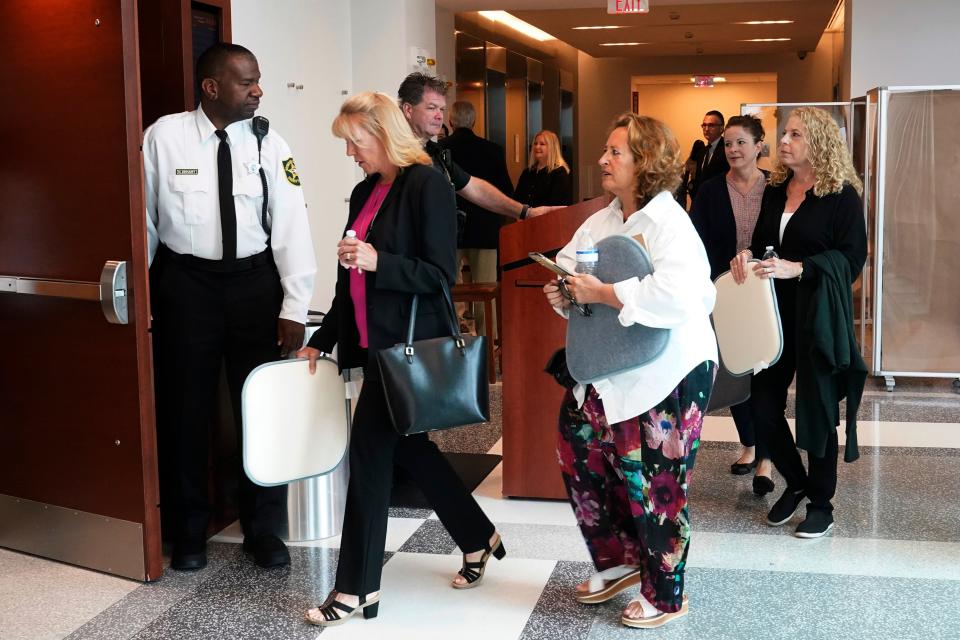 Victims’ families arrive in court for day four of the sentencing trial (© South Florida Sun Sentinel 2022)