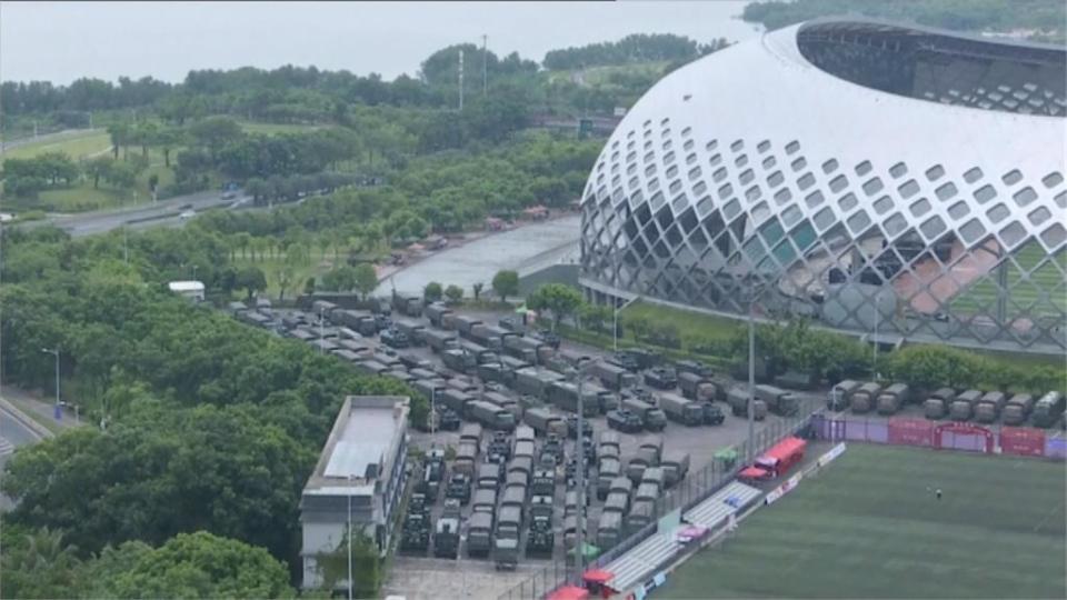中國政府派裝甲車進駐深圳，被視為對香港的恐嚇