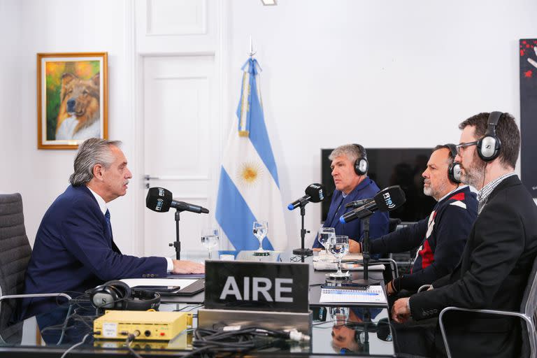 El Presidente y los entrevistadores, en Radio 10