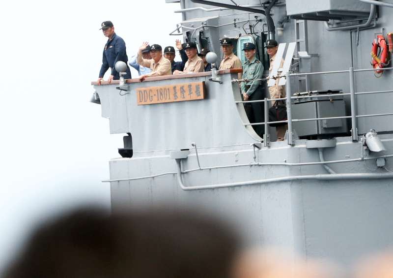 20190522-海軍22日進行東部海域戰備任務操演，採支隊編組方式實施，海軍司令黃曙光上將、副參謀總長劉志斌上將等人同艦視導演練。（蘇仲泓攝）