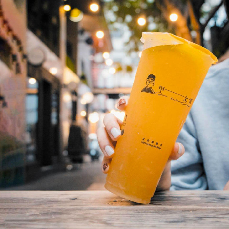 hand holding a cup of oolong tea