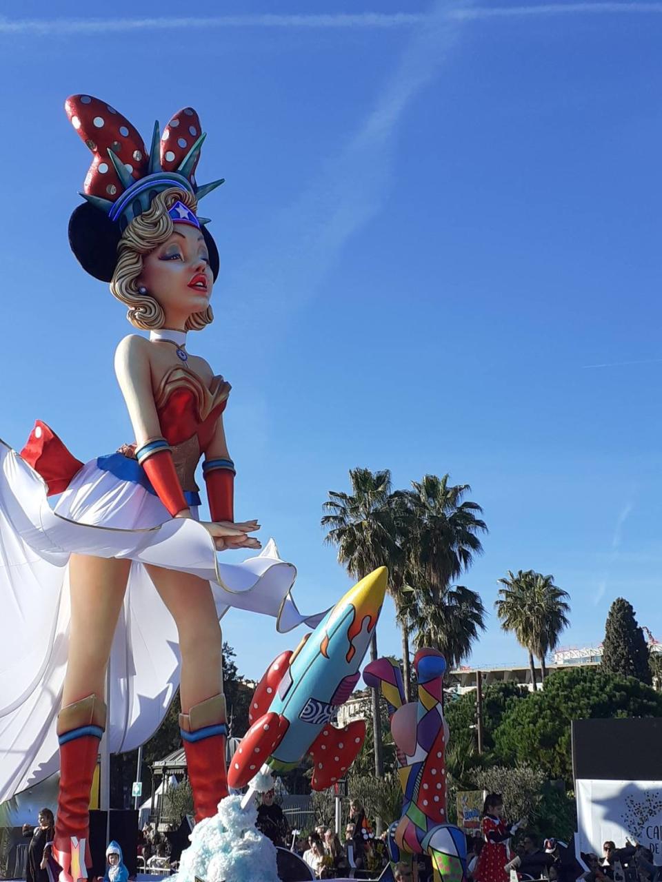 La Reina del Carnaval de Niza 2024 evoca a Marilyn Monroe. Fotos cortesía/William Navarrete