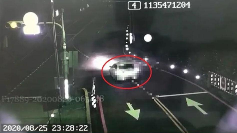 警方透過監視器鎖定當時將死者丟包的白色轎車。（警方提供）