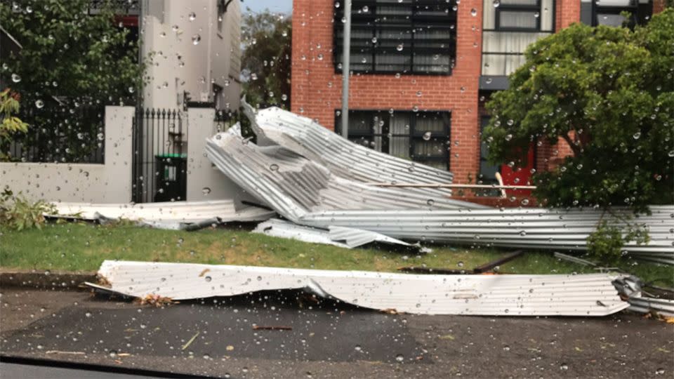 An inner-Sydney house is now without its roof. Source: Twitter