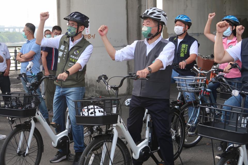 民進黨台北市長候選人陳時中騎電動腳踏車時，前方菜籃還有一頂沒戴好的安全帽   圖：林朝億/攝