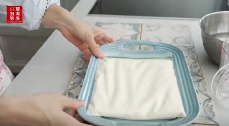 讓冰淇淋液體平攤在袋中，可以減少冷凍所需的時間。